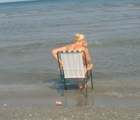 Plajă la mijlocul lunii septembrie, cu şezlongul în mare!